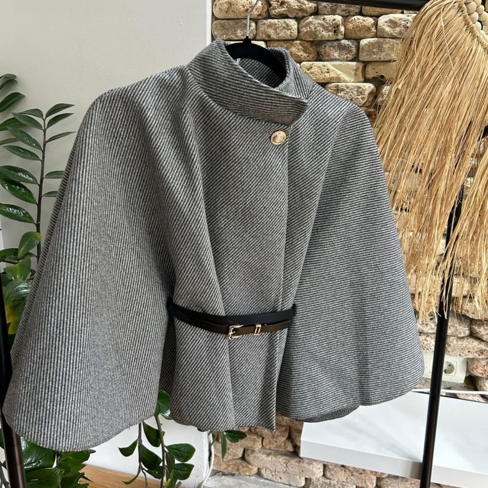 ShopEvelynne Deep Red Cape with Belt - Picture 4 of 4